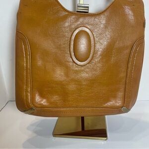 Vintage Tan/camel Leather Shoulder Bag. Clasp closure. Has wear and scratches.